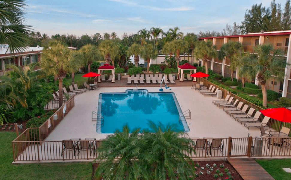 ed Roof PLUS+ & Suites Naples